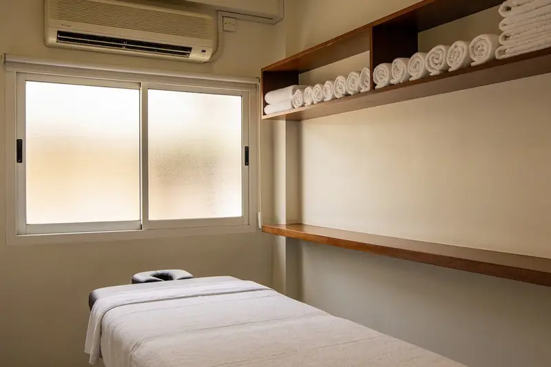 示意圖:按摩房(AI 生成,非 Relax and Heal Massage Outcall Bangkok 實景)