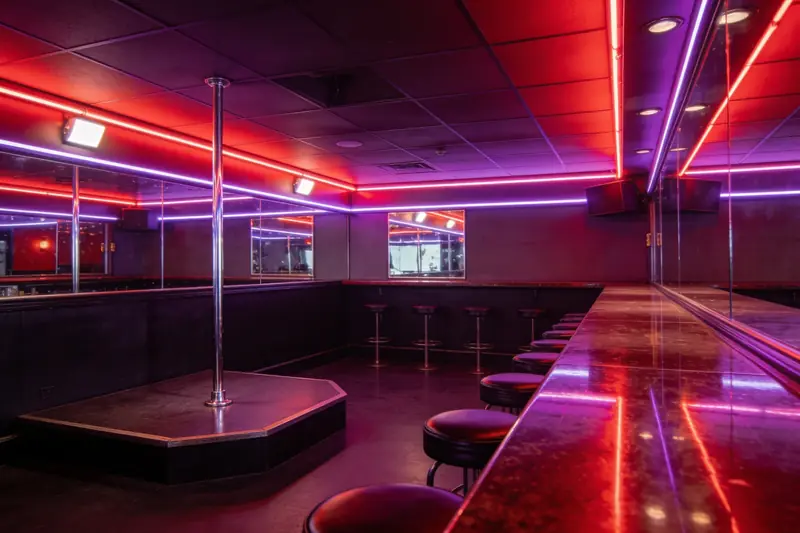 示意圖:GOGO 酒吧內景(AI 生成,非 Red Hot & Blue Pattaya 實景)
