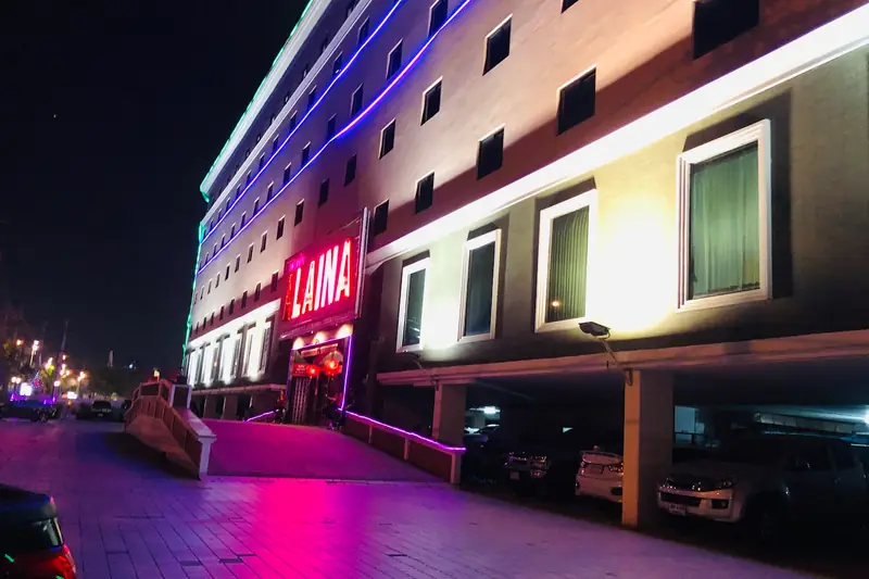 Alaina 店門口外觀(拉差達)