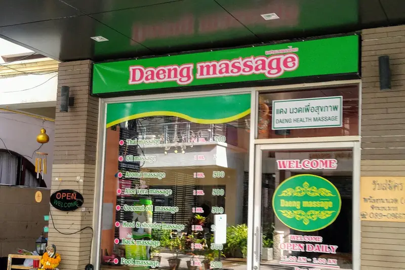 Daeng Massage 店門口外觀(博考路與 LK 巷)