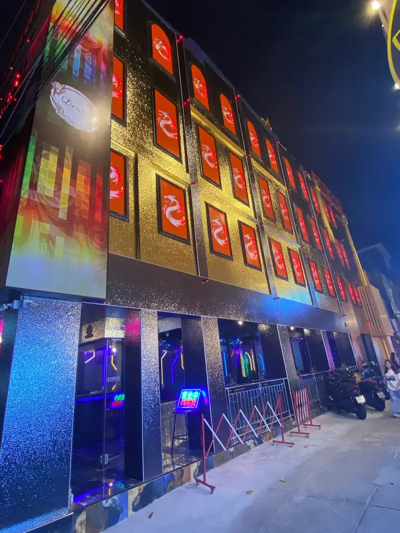 Drake KTV Lounge 店门口外观(澎蓬)