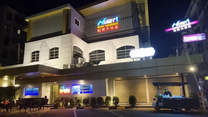 Honey 1 Body Massage (哈妮大浴室 1) 店门口外观（博考路与 LK 巷）