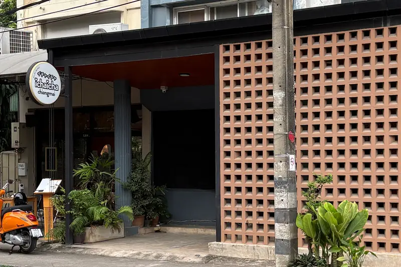 Icha Icha Massage Chiang Mai 店門口外觀(夜市與長康路)