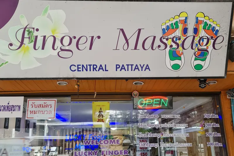Lucky Finger Massage 店門口外觀（博考路與 LK 巷）