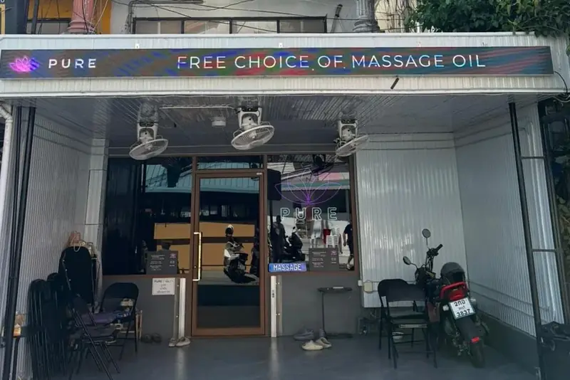 Pure Pattaya 店門口外觀(博考路與 LK 巷)