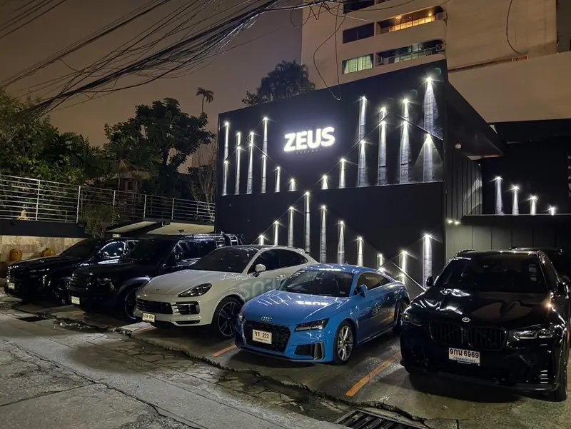 Zeus Ekkamai KTV 店門口外觀(曼谷)